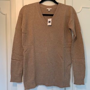 NWT Gap v-neck sweater. Tan. Size small